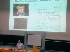 写真1： Chalfie先生の特別講演の模様。
実験ノートの一頁一頁が
ノーベル賞につながっている。