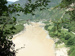 写真2：怒江の源流の一つ
（2006年夏に撮影）
